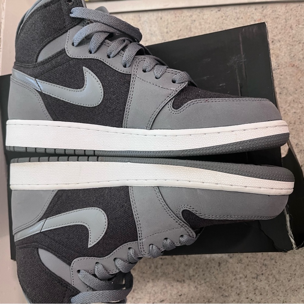 Grey an pink Nike size 7-1/2 Good shoes and authentic - Picture 2 of 5